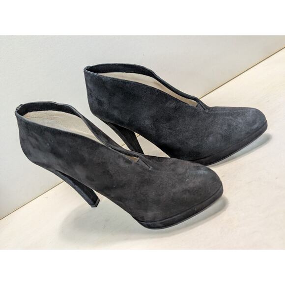 Women's Michael Kors Black Suede V Shaped Slip-on Ankle Heels Booties size 8M - Picture 10 of 10